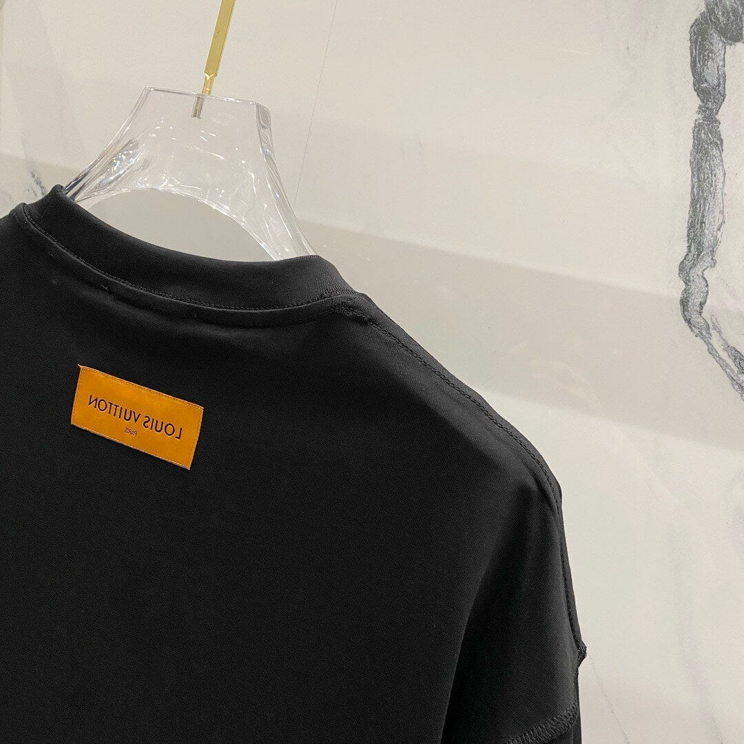 Camiseta con bordado en el escote