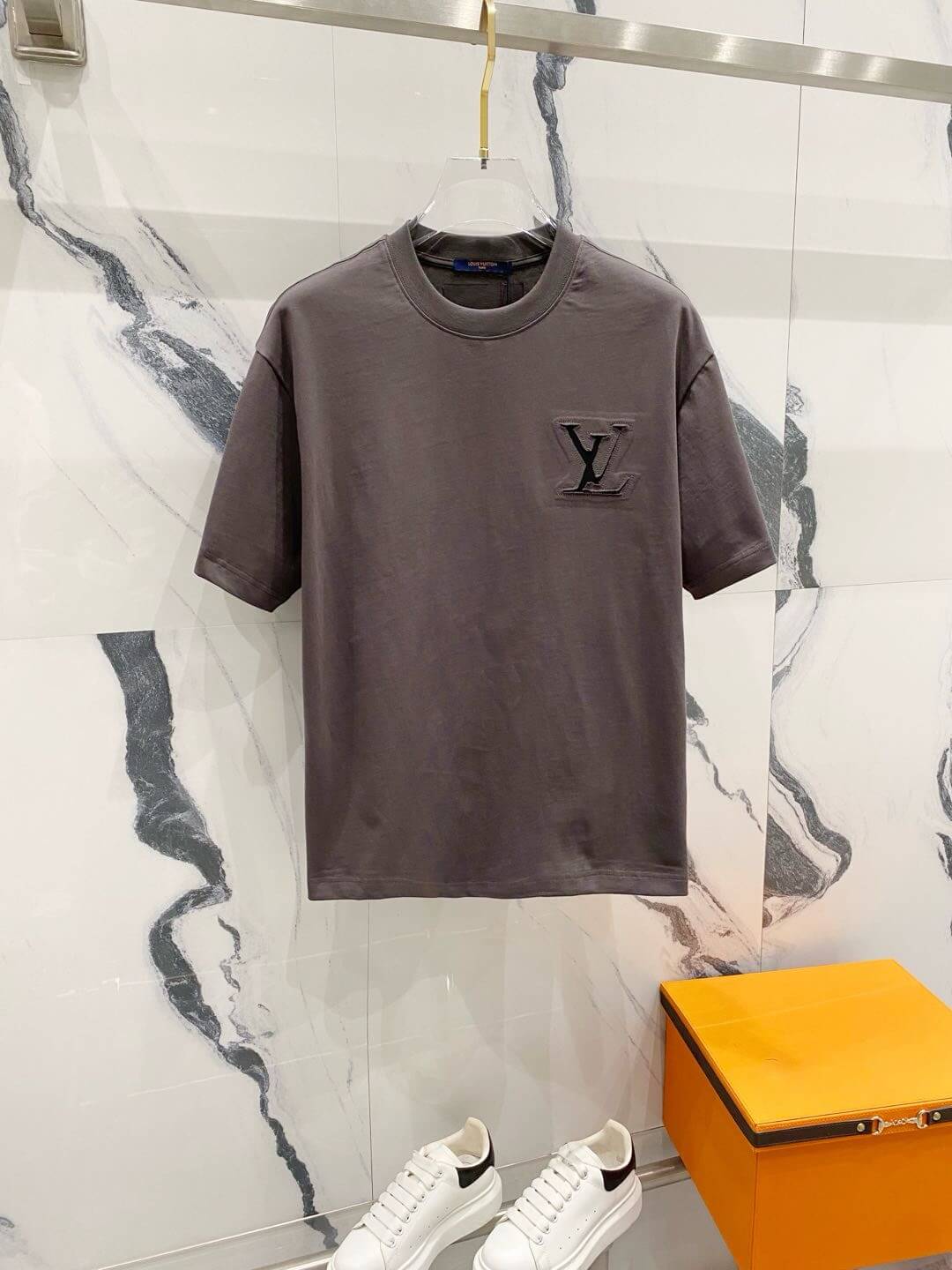Camiseta con diseño roto
