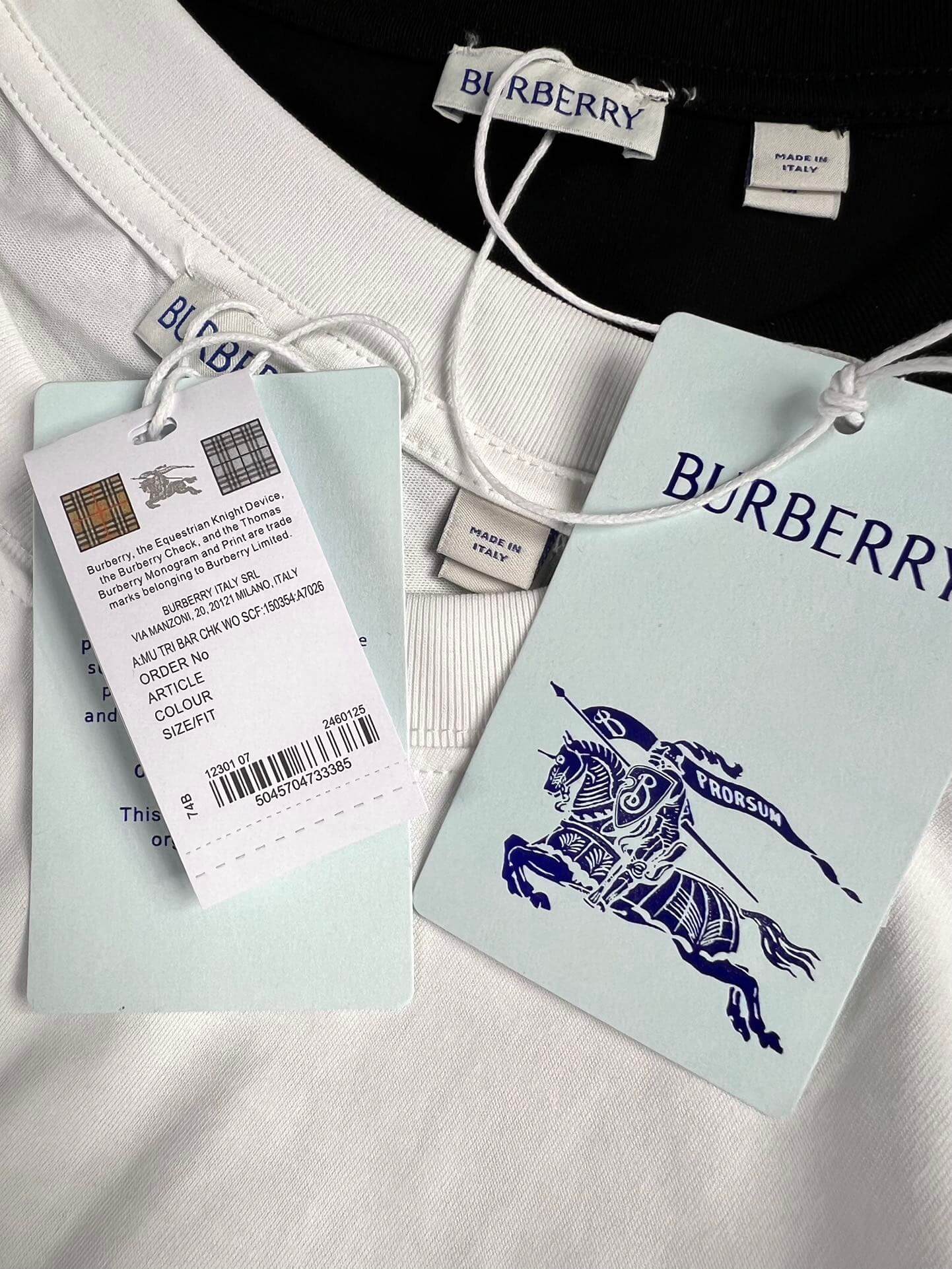 Camiseta clásica bordada con caballo de guerra