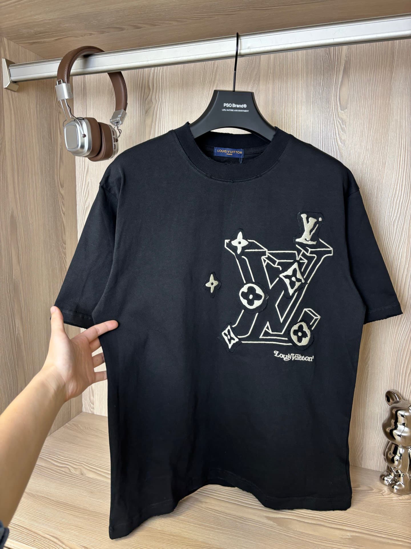 Camiseta con bordado y apliques