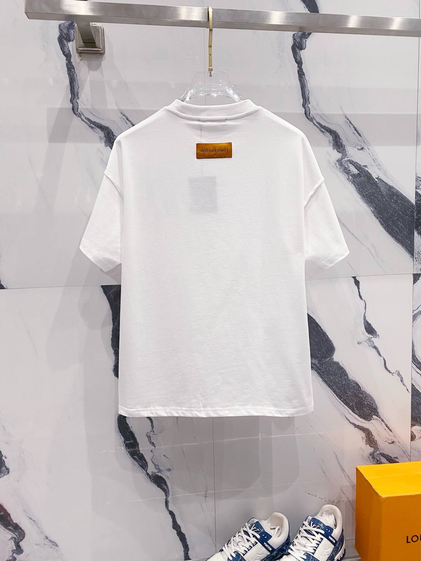 Camiseta con bordado en el escote