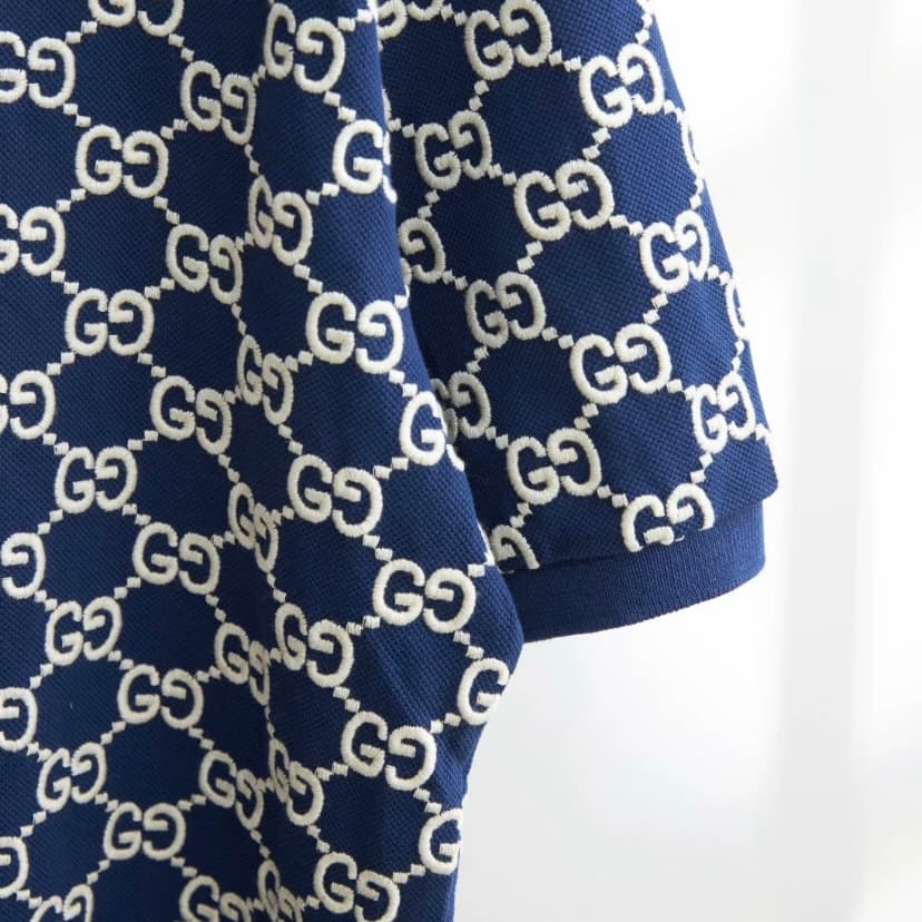 Polo clásico con estampado integral