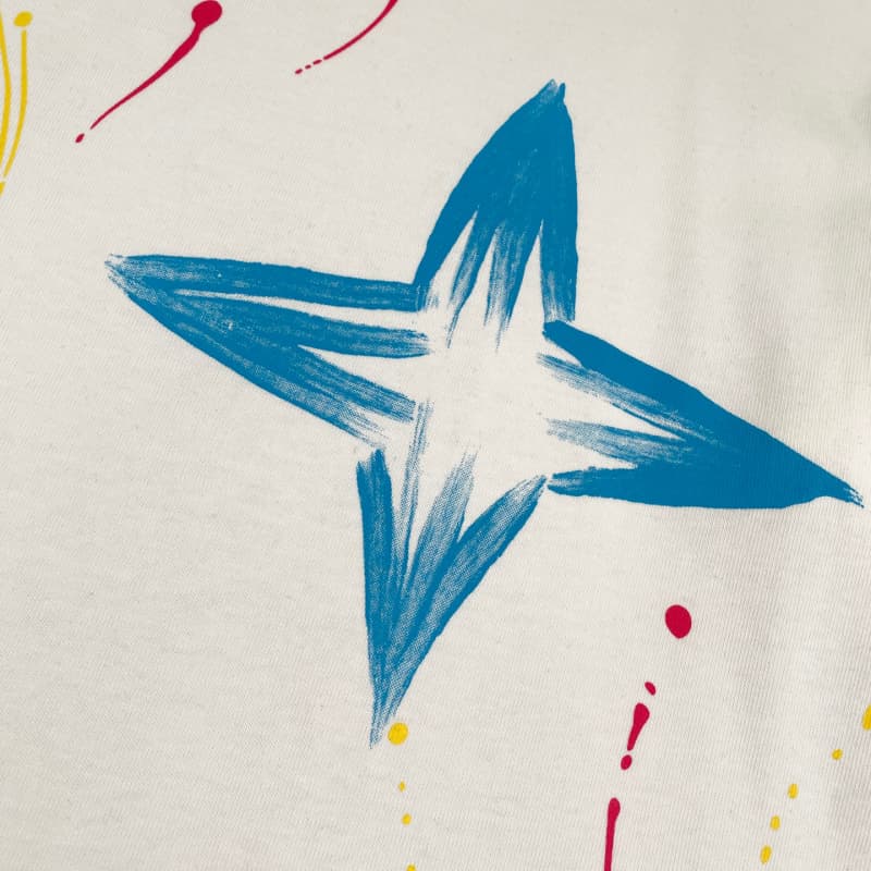 Camiseta con grafiti de color dopamina 2025