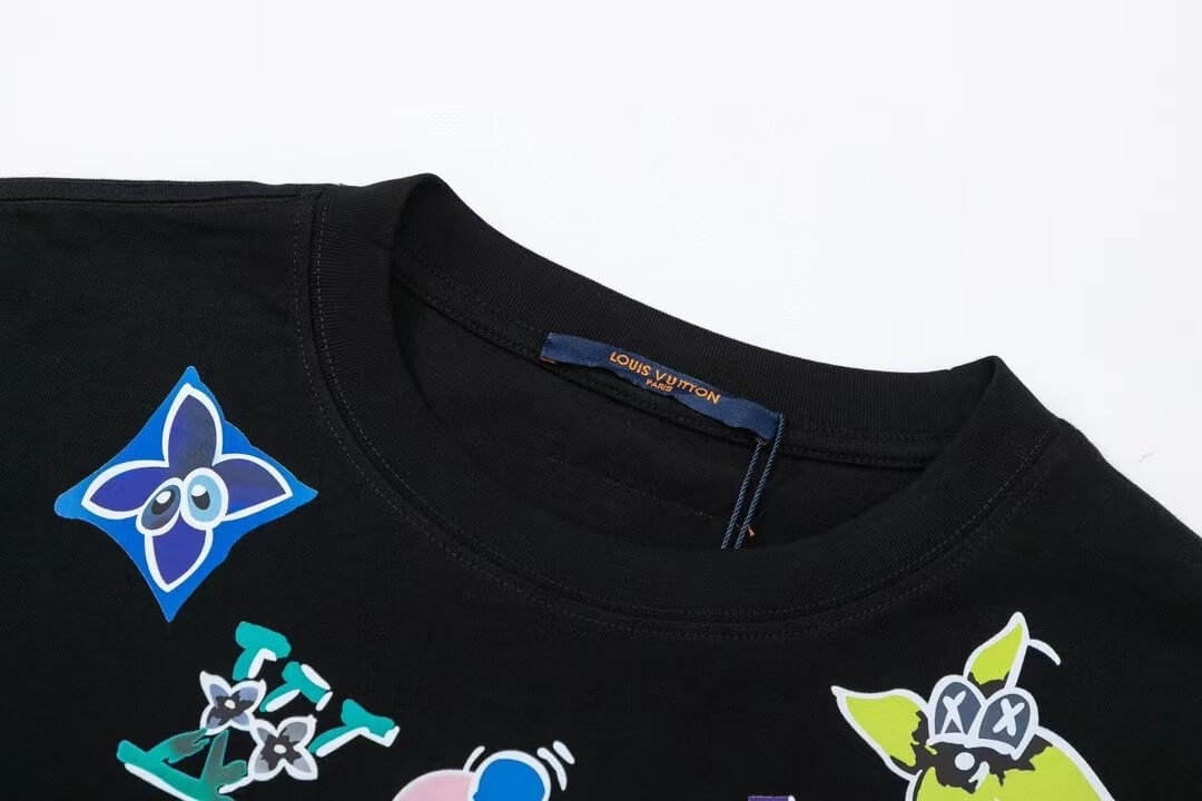 Camiseta con estampado de collar colorido