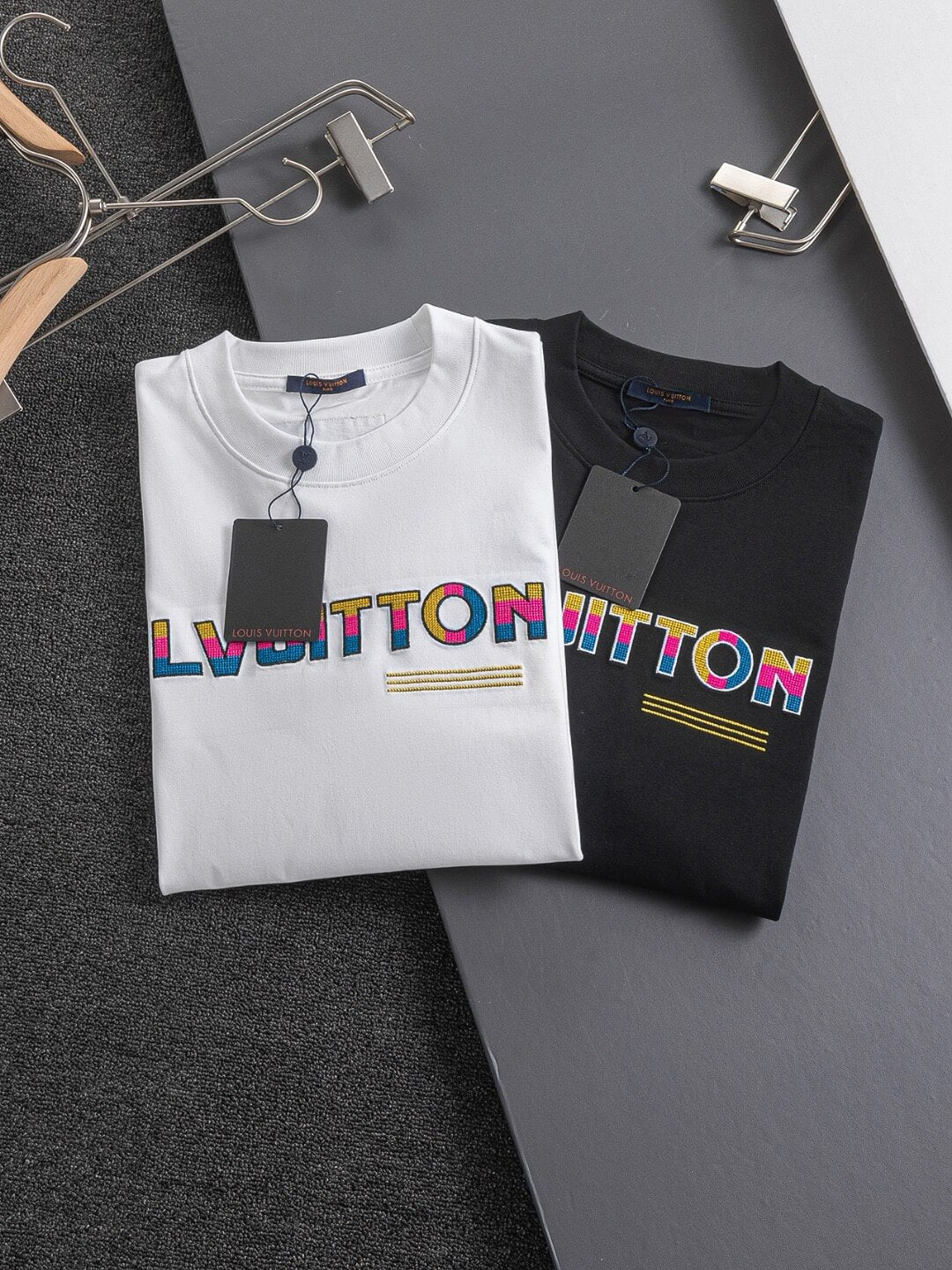 Camiseta bordada con estampado colorido
