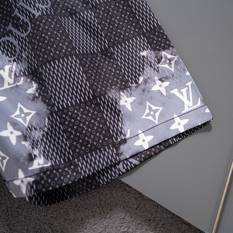 Shorts de playa con cuadros por todas partes
