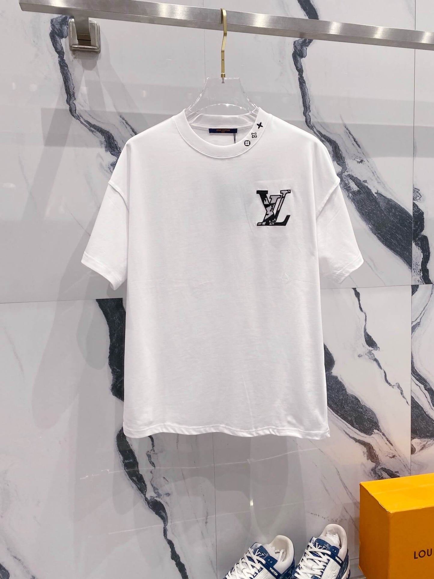 Camiseta con bordado en el escote