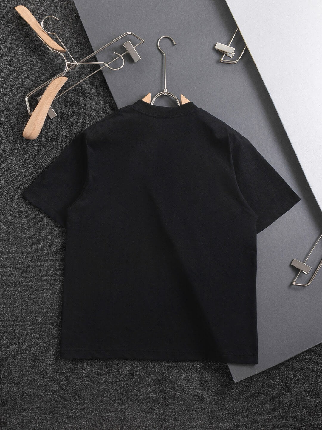 Camiseta con bordado de letras florales