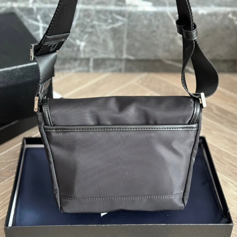 Bolso bandolera trapezoidal invertido de nailon