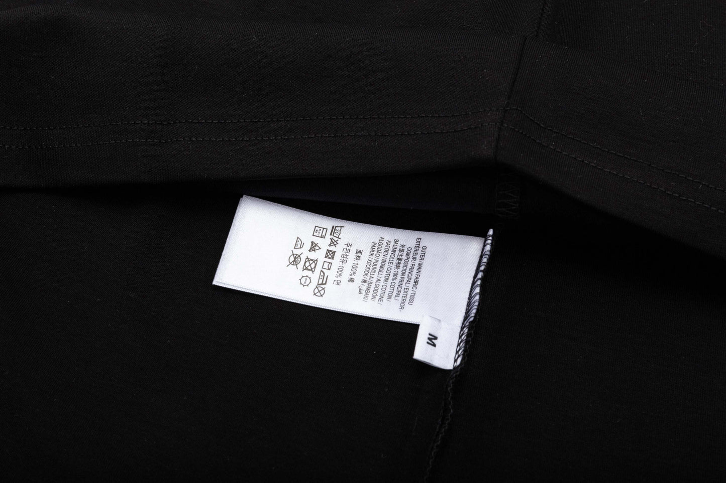 Camiseta con patrón bordado de caballero