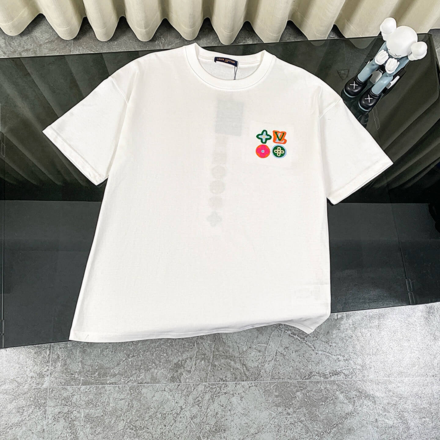 Camiseta con bordado de dopamina
