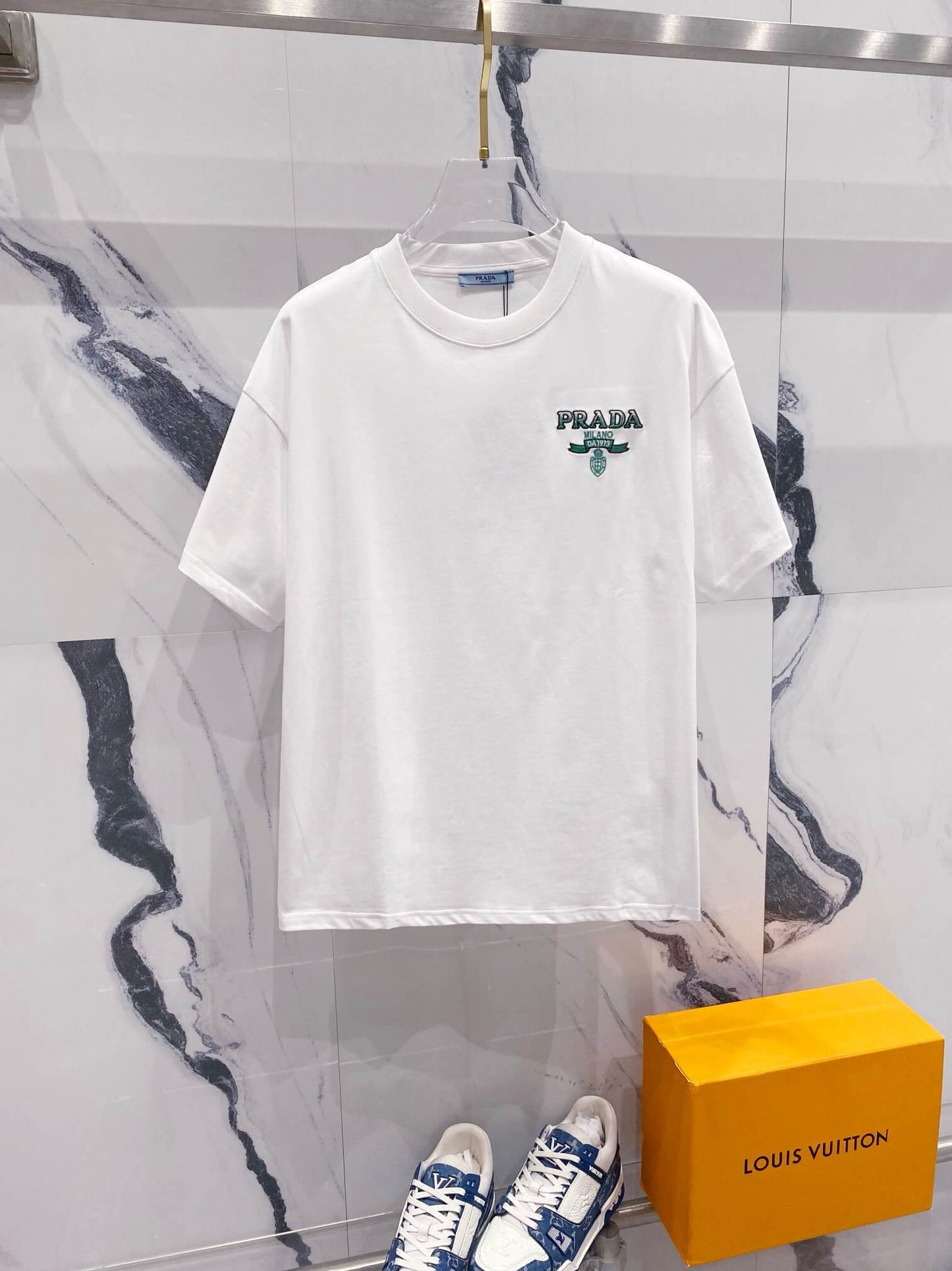 Camiseta bordada con estampado verde
