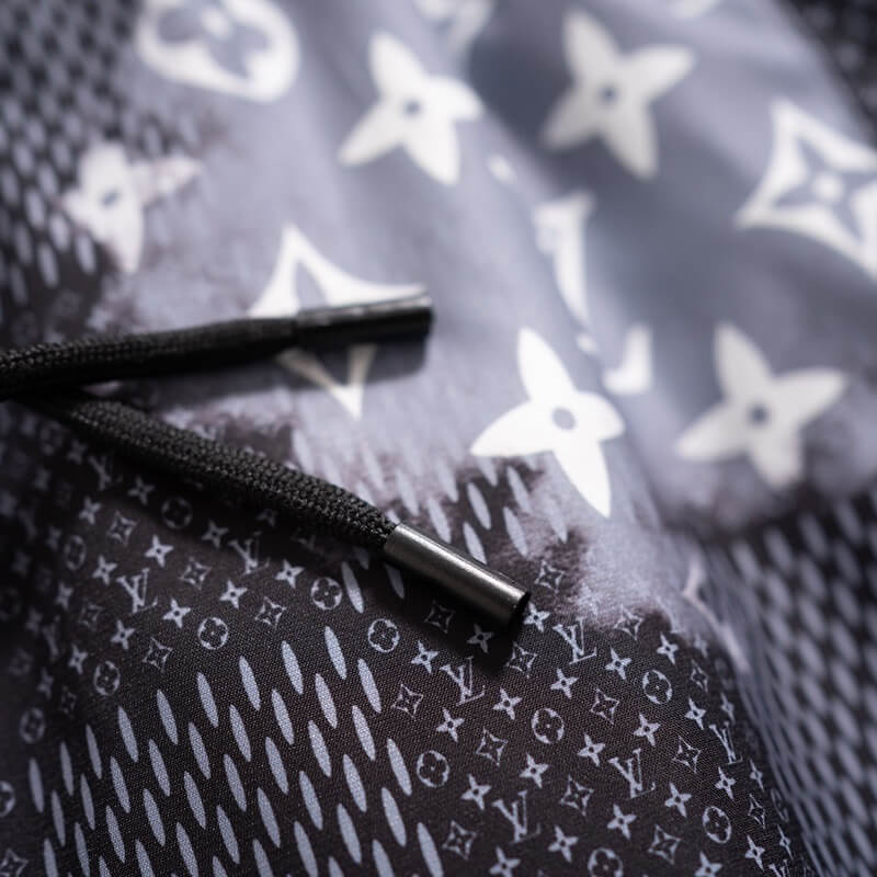 Shorts de playa con cuadros por todas partes