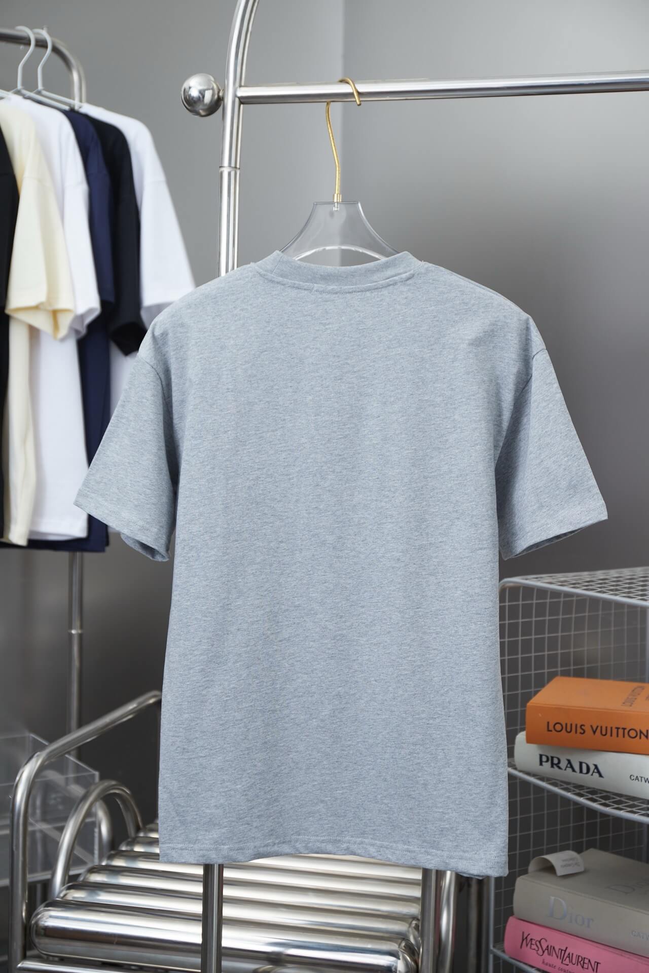 Camiseta con bordado de conejo