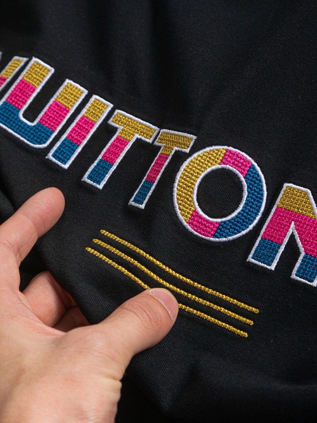 Camiseta bordada con estampado colorido