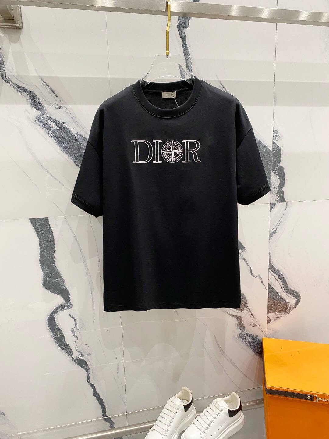 Camiseta con bordado de reloj del alfabeto