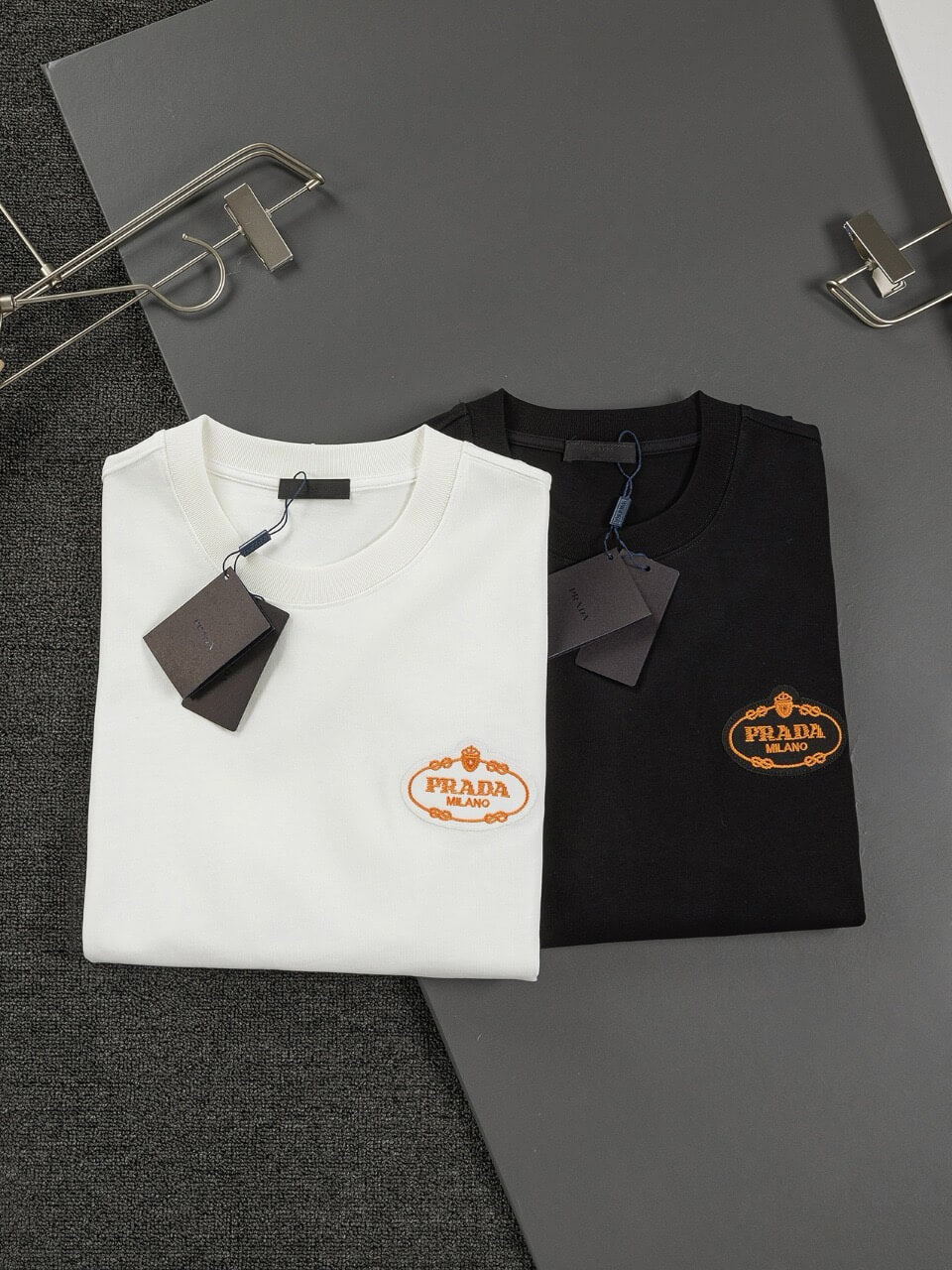 Camiseta con bordado de corona