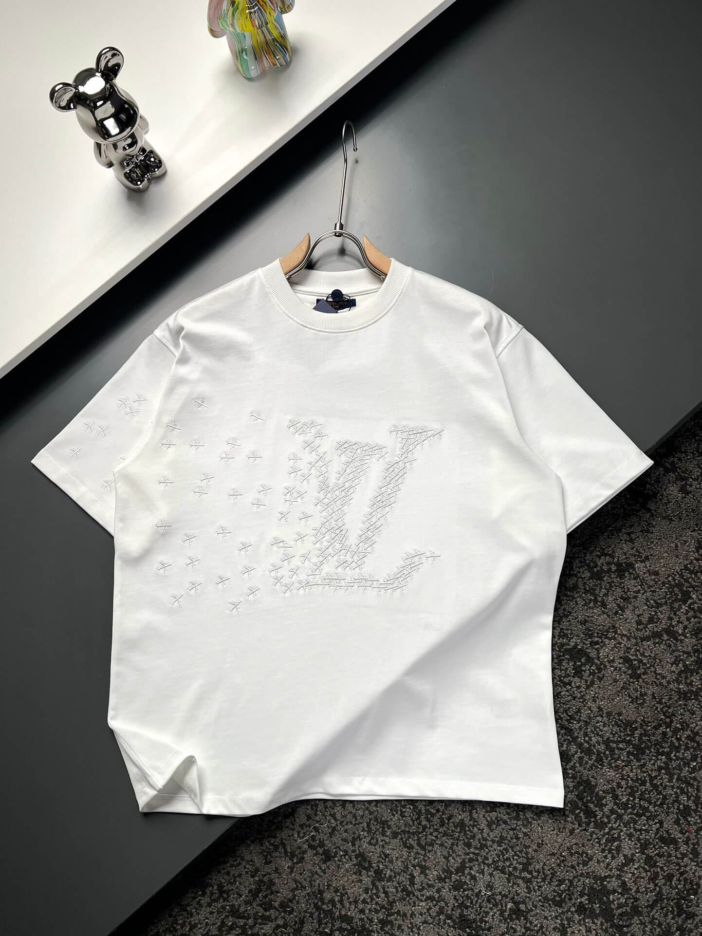 Camiseta bordada con avión