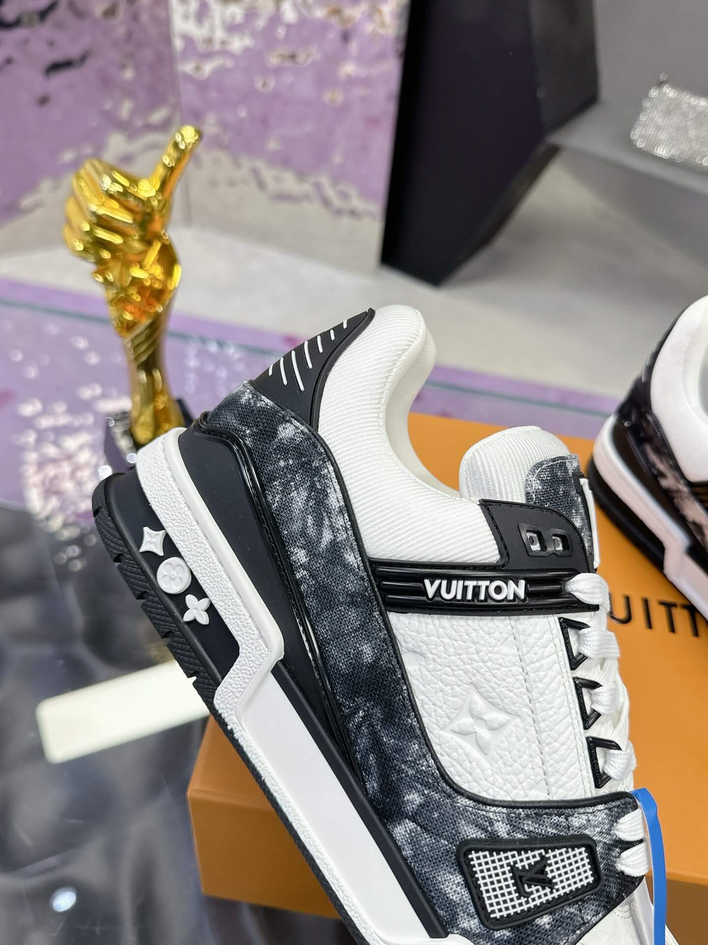 Classic Series Gradient Sneakers