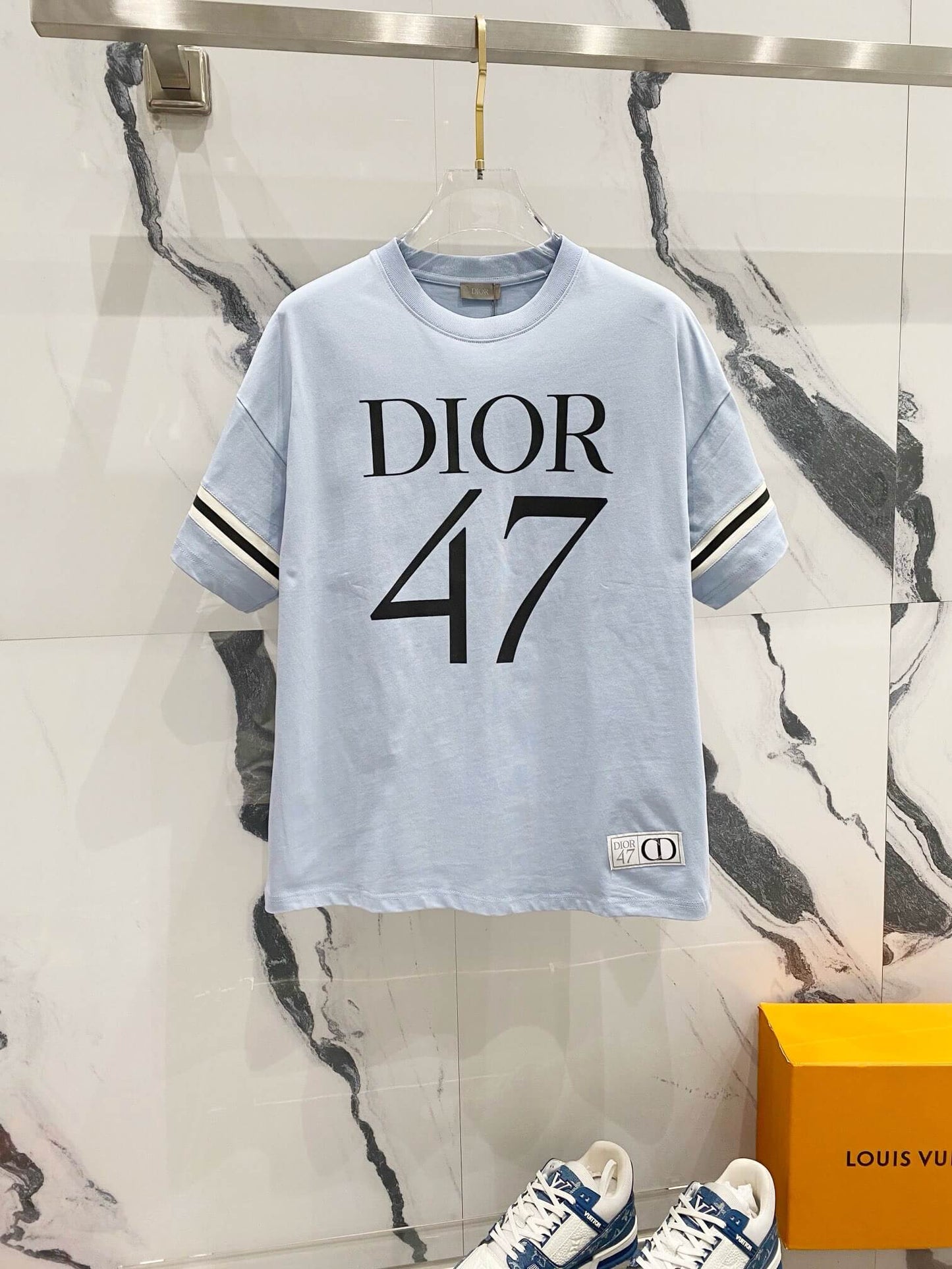 Camiseta con mangas articuladas