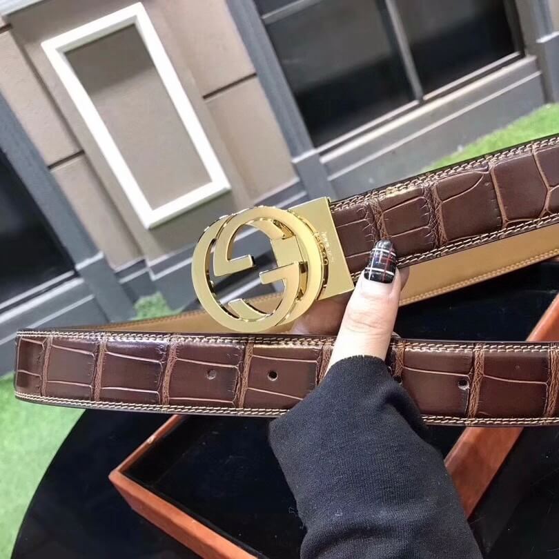 Cinturón de cuero brillante con estilo