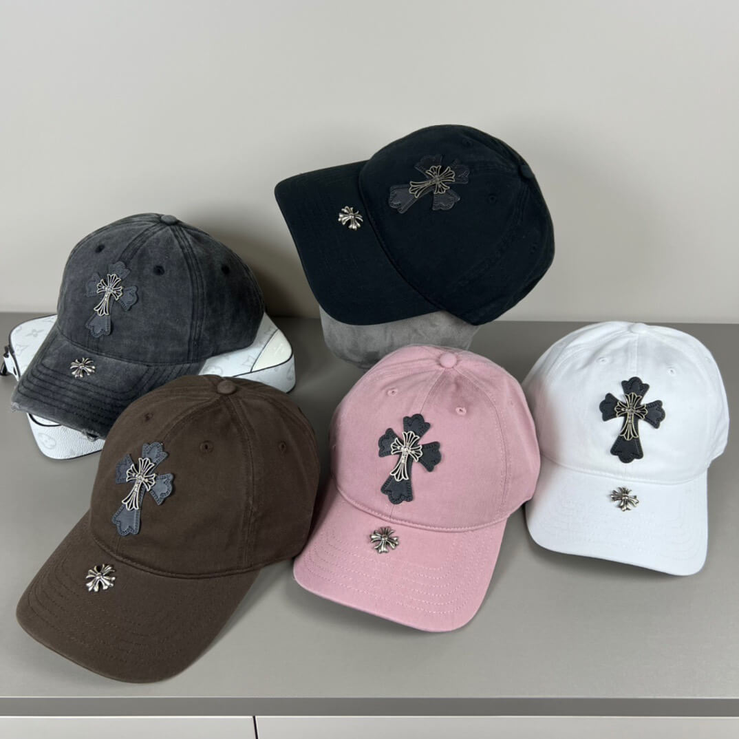 Gorra informal vanguardista decorada con metal