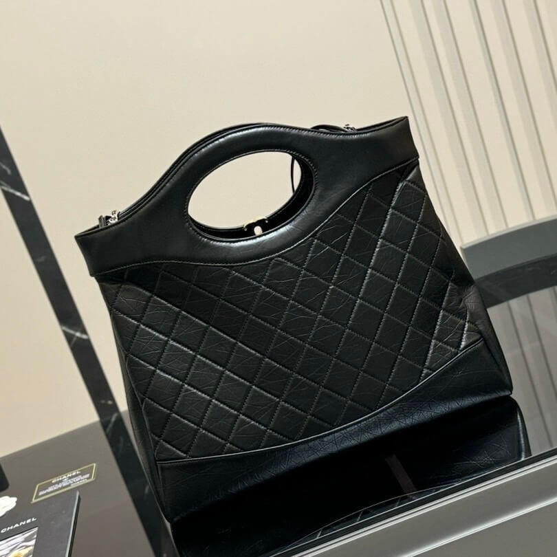 Elegante bolso bandolera de piel arrugada