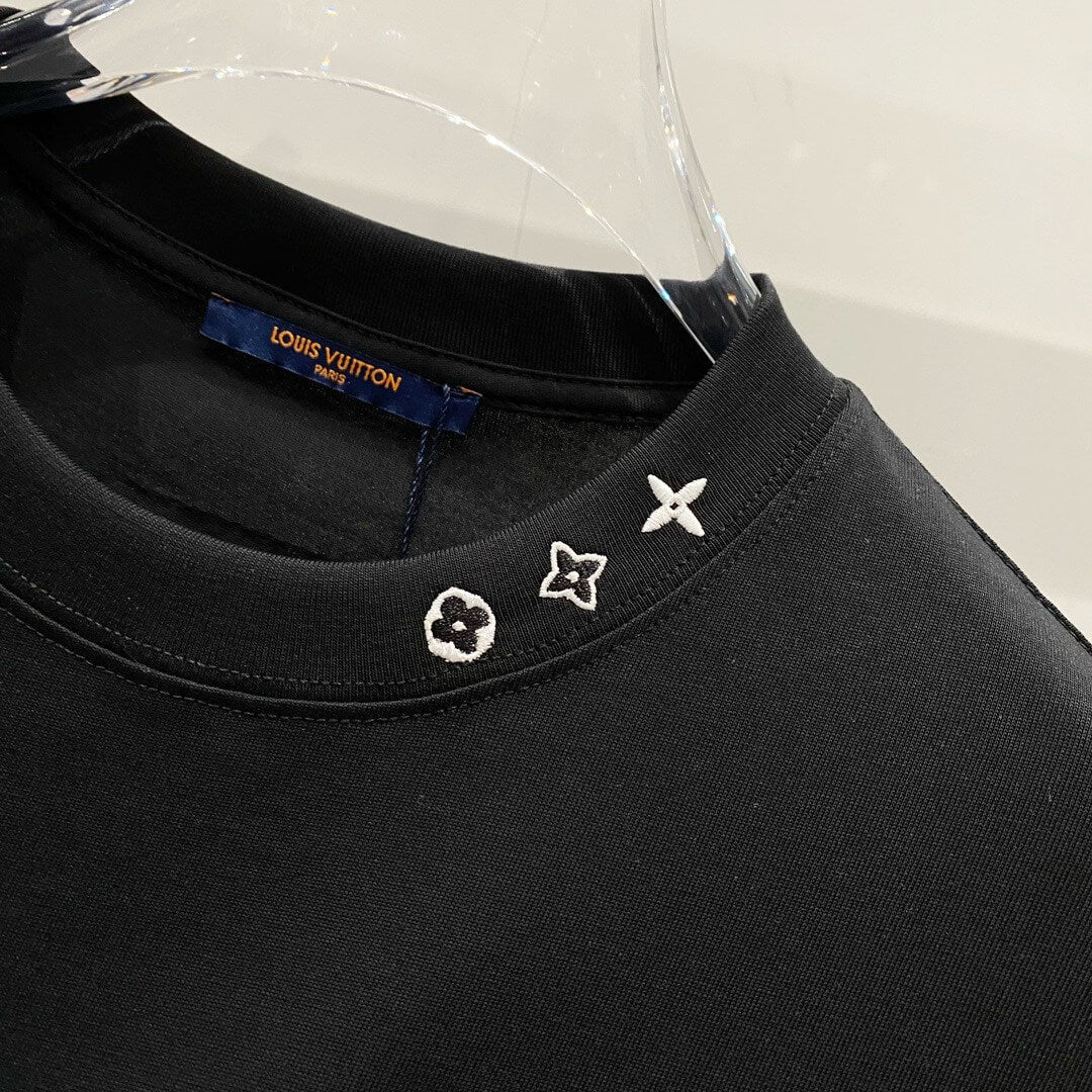 Camiseta con bordado en el escote