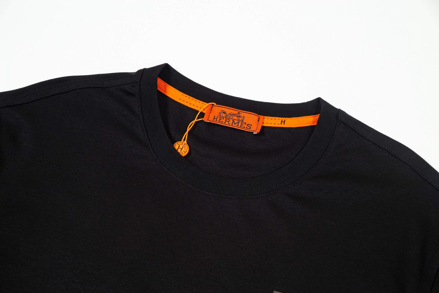 Camiseta con parche de cuero bordado