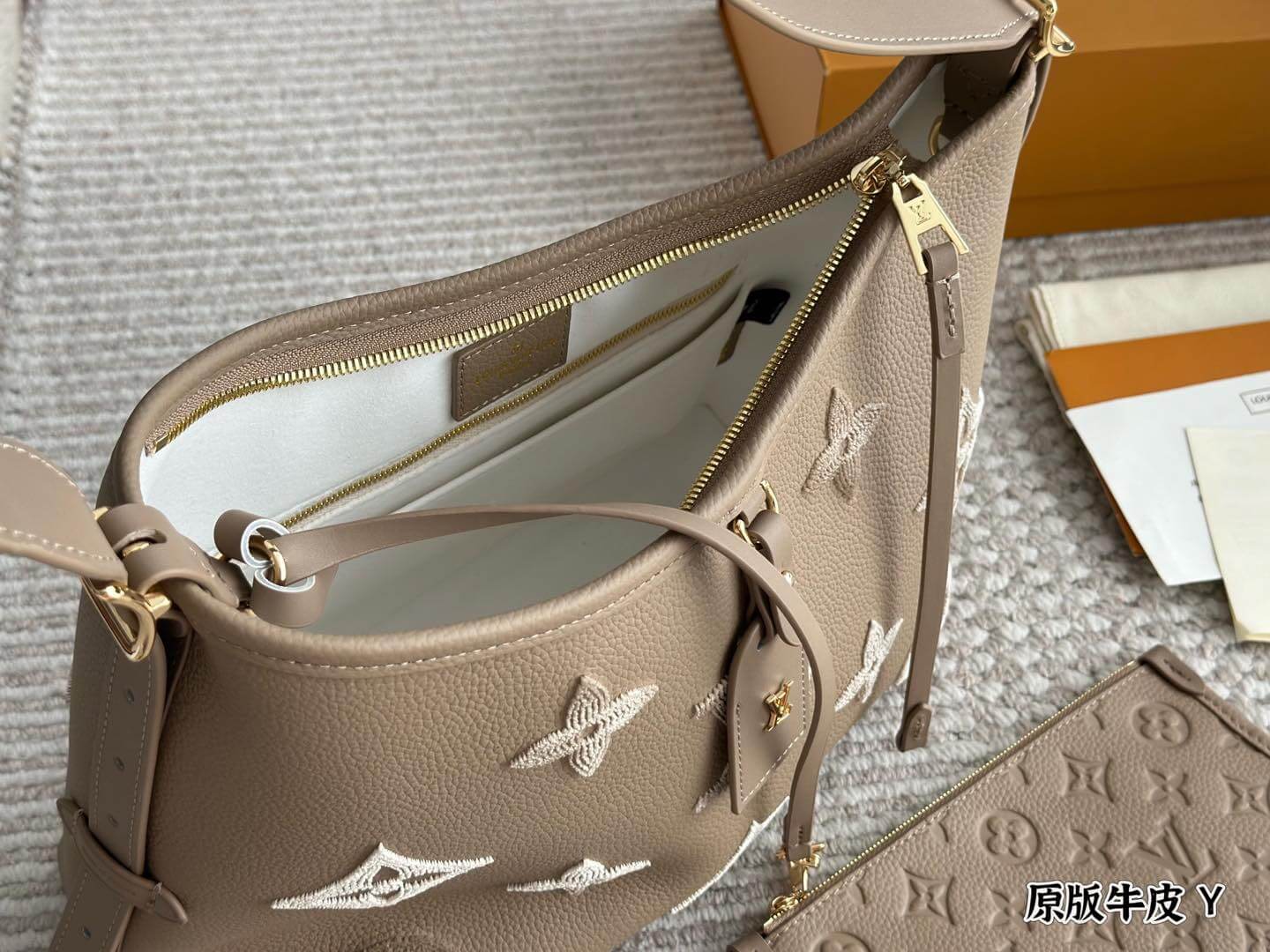 Bolso pequeño para uso diario con relieve