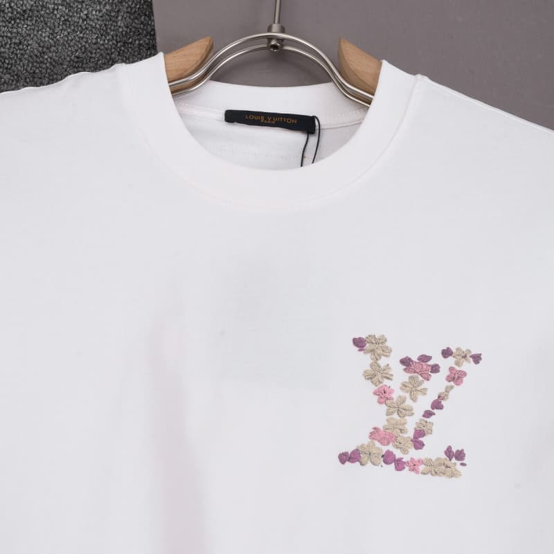 Camiseta con estampado floral abullonado