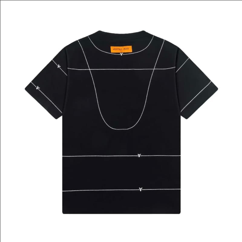 Collier et t-shirt à accents métalliques de la ligne 2025