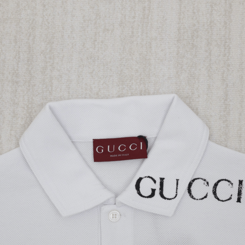 Polo elegante con estampado superpuesto