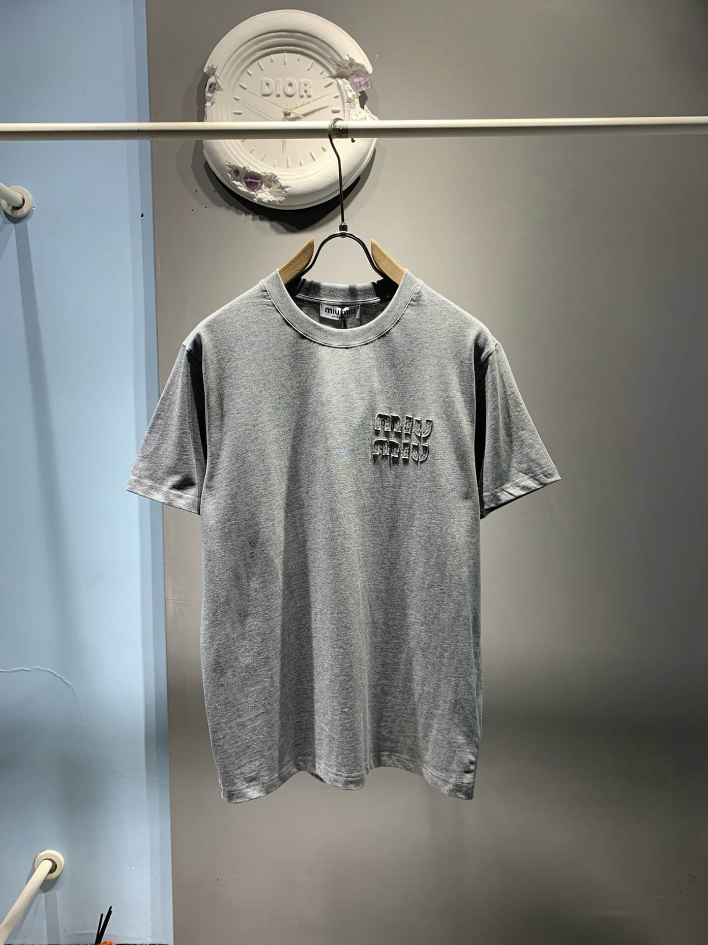 Camiseta con bordado de apliques