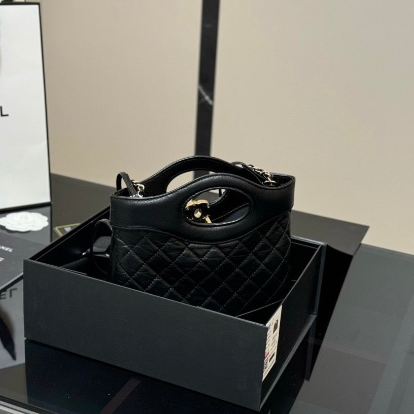 Elegante bolso bandolera de piel arrugada