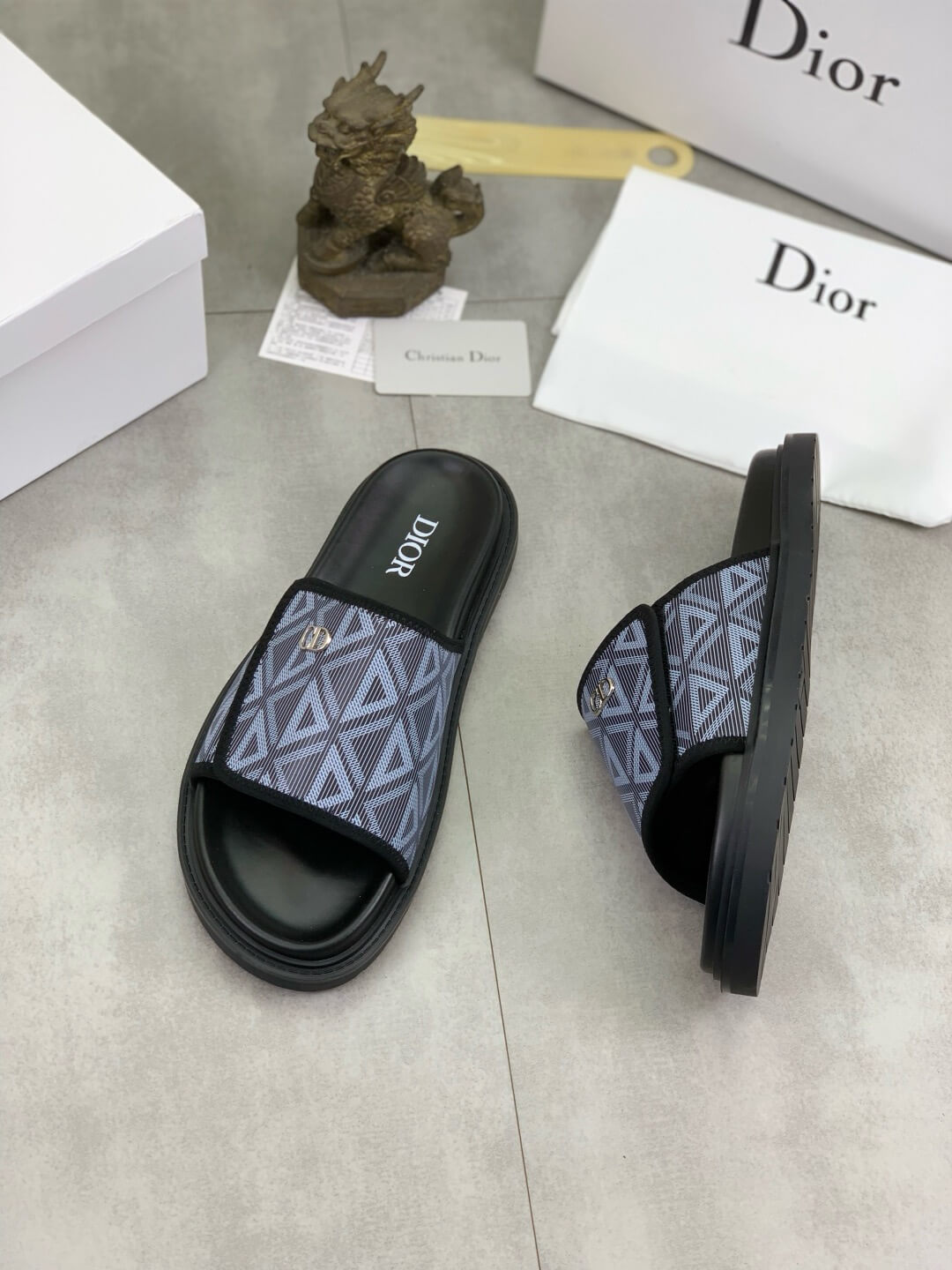 Zapatillas con letras de metal