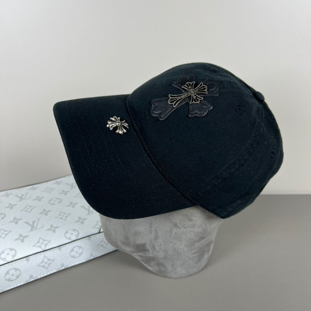 Gorra informal vanguardista decorada con metal