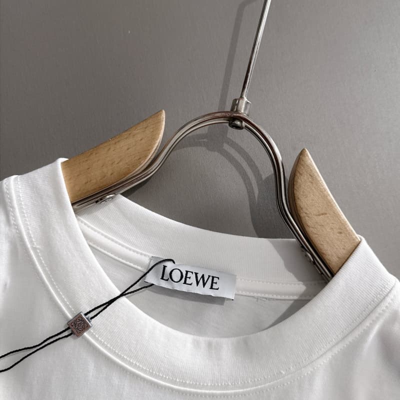 Camiseta bordada con flecos de arcoíris