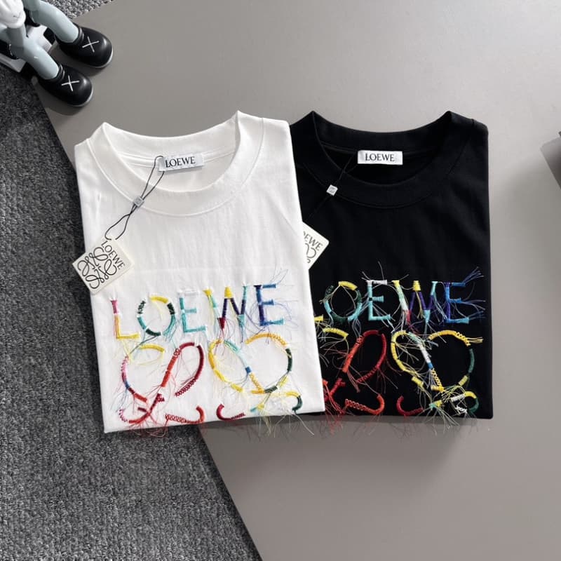 Camiseta bordada con flecos de arcoíris