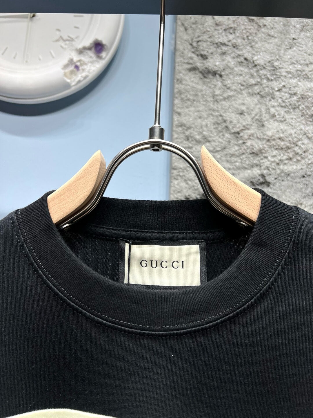 Camiseta de rayas con letras bordadas