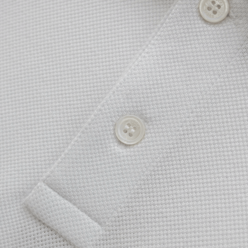 Polo elegante con estampado superpuesto