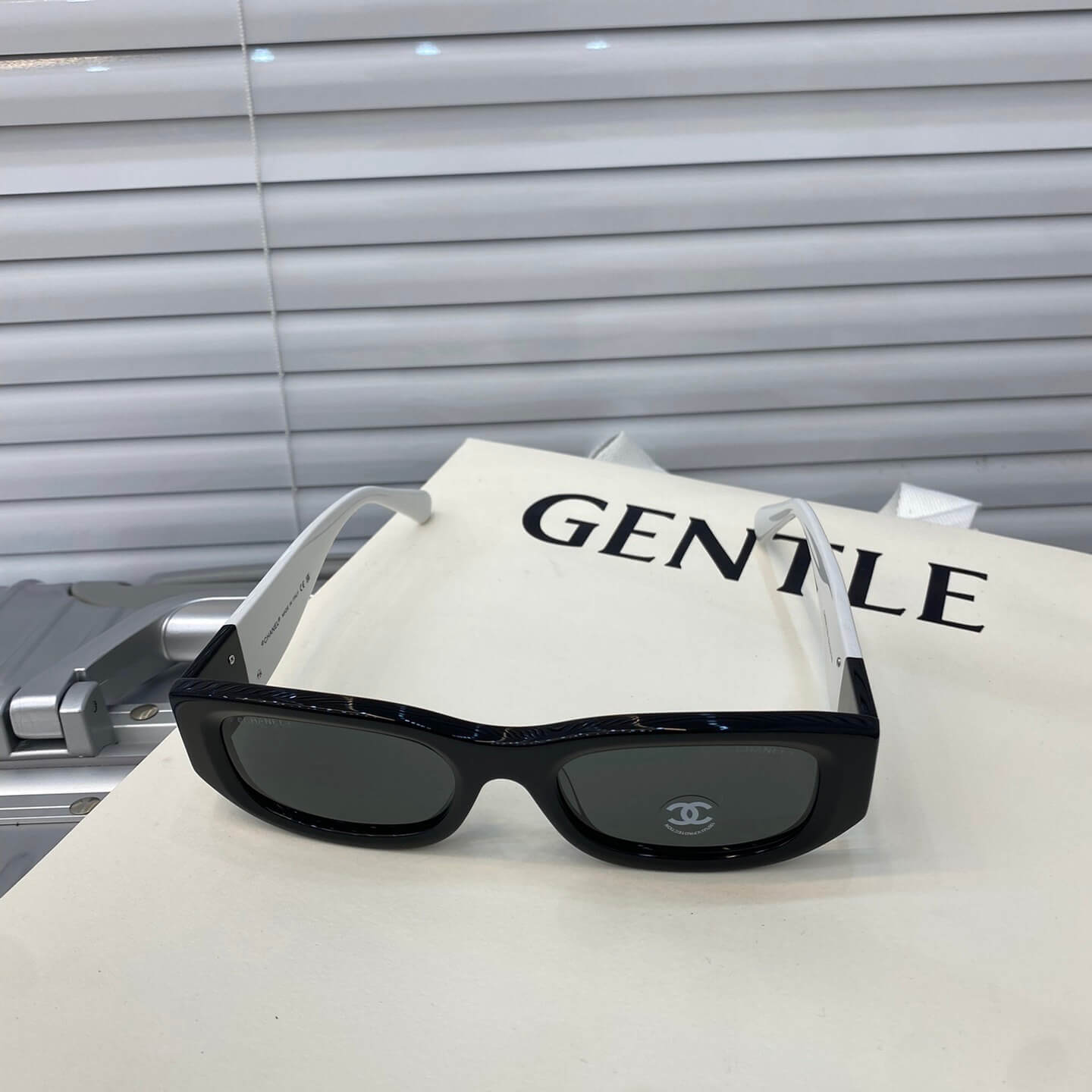 Gafas de sol retro con montura pequeña y colores a juego