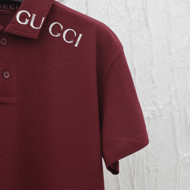 Polo elegante con estampado superpuesto