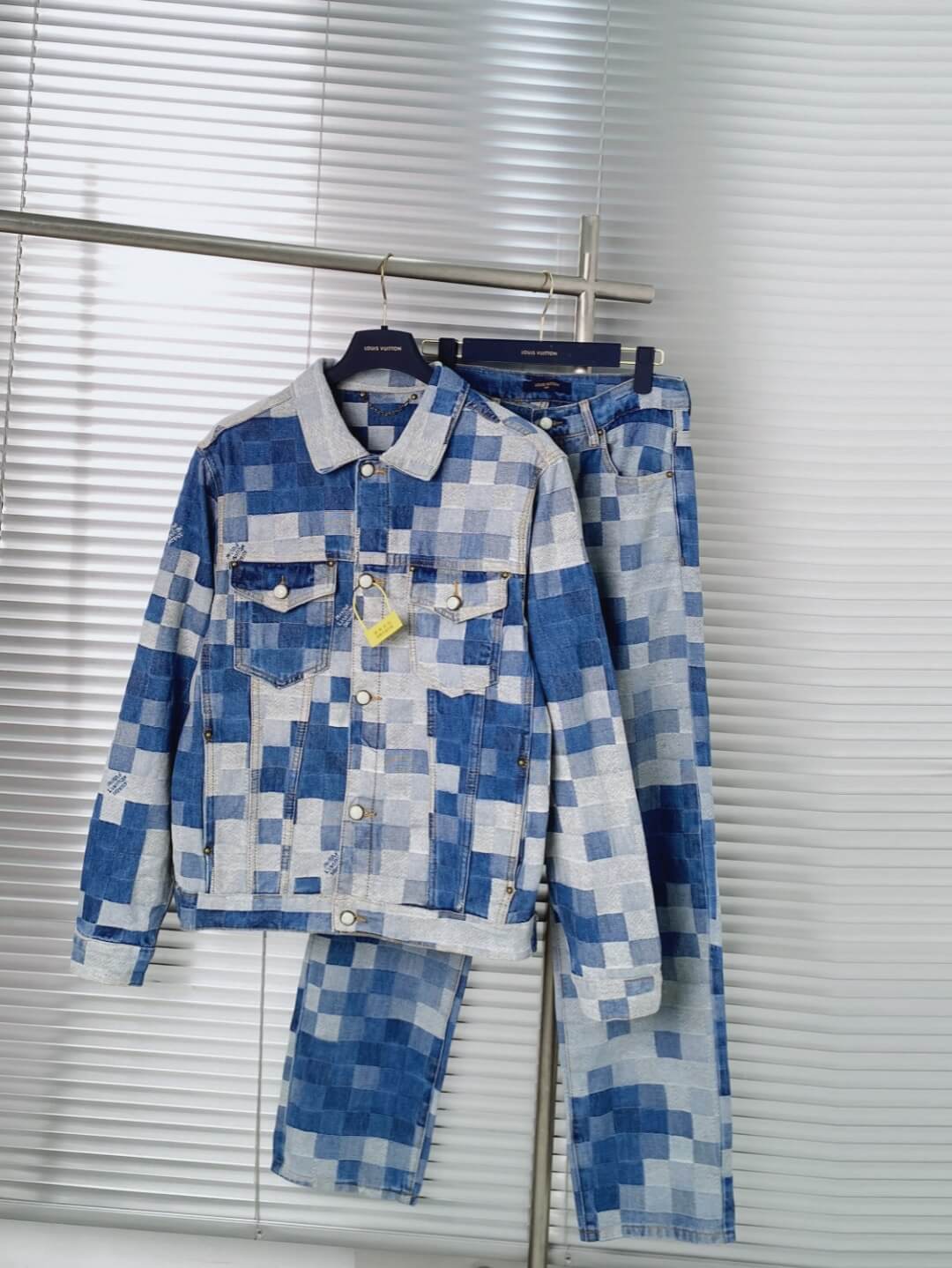 Nuevo traje de mezclilla a cuadros