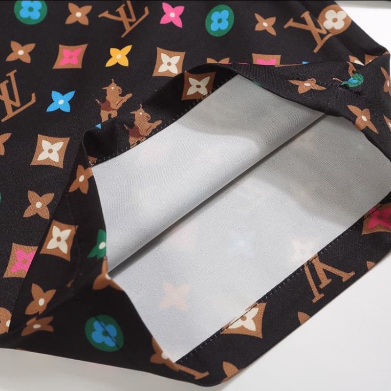 Conjunto de camiseta y pantalones cortos con estampado colorido por todas partes