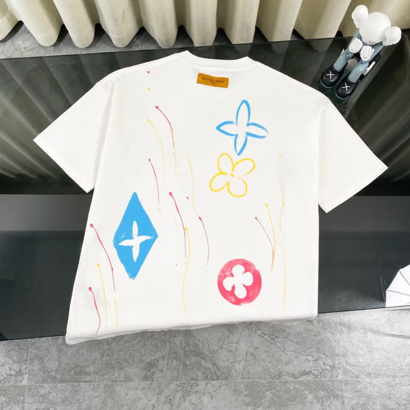 Camiseta con grafiti de color dopamina 2025