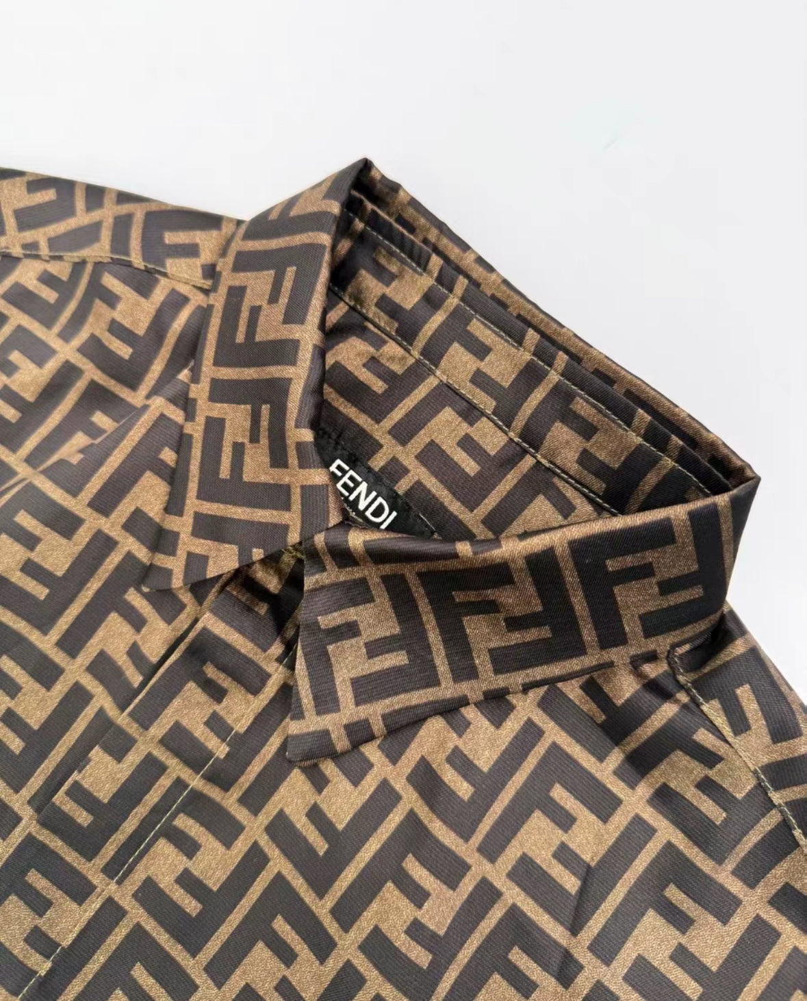 Camisa de manga corta con letras de moda en tonos marrones