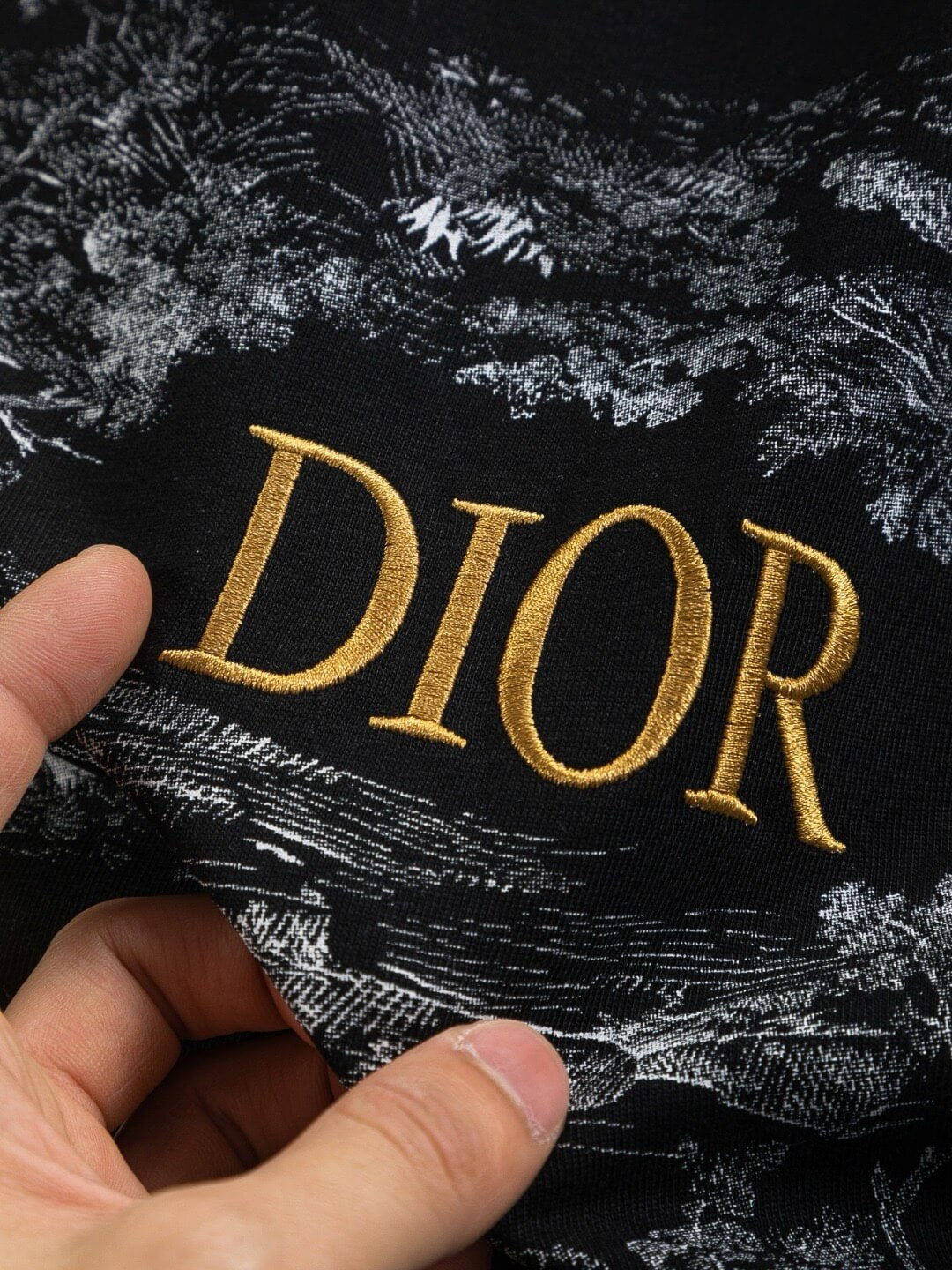 Camiseta con bordado de letras florales