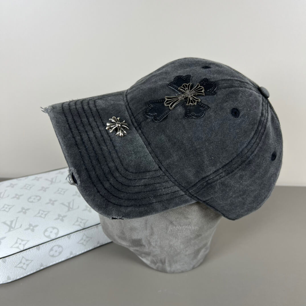 Gorra informal vanguardista decorada con metal