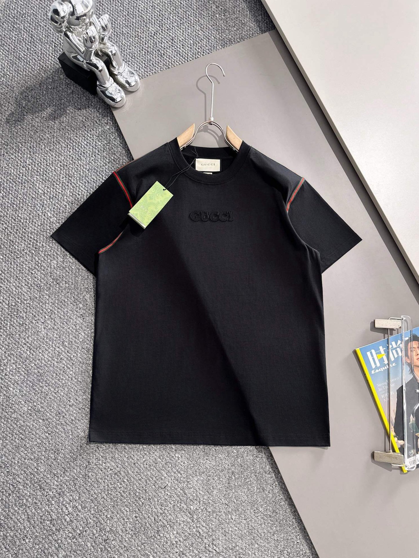 Camiseta con letras bordadas